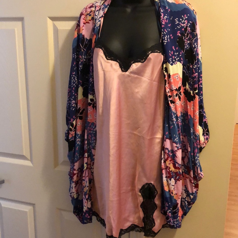 EUC Victoria’s Secret Kimono Style Robe Wrap